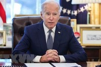 Tổng thống Mỹ Joe Biden (giữa) chủ trì một phiên họp tại Nhà Trắng ở Washington, DC. (Ảnh: AFP/TTXVN)