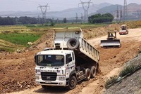 Một nguyên nhân chính làm chậm giải ngân vốn đầu tư công là vướng mắc trong giải phóng mặt bằng. Ảnh: Đức Thanh