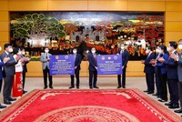 Bàn giao vaccine, vật tư, nguyên liệu điều chế thuốc và kinh phí cho các cơ quan, doanh nghiệp của Việt Nam. (Ảnh: DT)