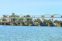 Dự án Cống Láng Thé (huyện Càng Long) giúp ngăn mặn, trữ ngọt hiệu quả của tỉnh Trà Vinh. Ảnh: Hữu Đức