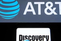 Thỏa thuận 43 tỷ USD của Tập đoàn viễn thông Mỹ AT&T với Công ty truyền thông Discovery là một trong những thương vụ M&A lớn nhất năm 2021. Ảnh: AP