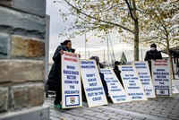 Các nhà vận động Mỹ tập trung ở Washington, D.C. để kêu gọi thượng nghị sĩ Joe Manchin thông qua Dự luật Build Back Better. Ảnh: AFP