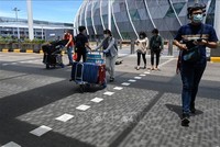 Hành khách đeo khẩu trang phòng dịch COVID-19 tại sân bay quốc tế Changi, Singapore. Ảnh: AFP/TTXVN