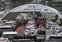 Người dân Australia xếp hàng chờ xét nghiệm Covid-19 tại bãi biển nổi tiếng Bondi của thành phố Sydney. Ảnh Getty.