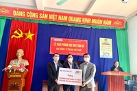 Ông Bùi Đức Hải, Phó tổng biên tập thường trực Báo Đầu tư (bìa trái) trao tặng phòng học máy tính trị giá 69.500.000 đồng cho Trường Tiểu học, Trung học cơ sở Thái An (huyện Thái Thụy, tỉnh Thái Bình)