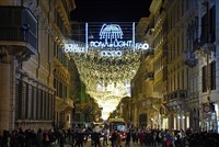 Người dân di chuyển trên đường phố tại Rome, Italy, ngày 11/12/2021. Ảnh: THX/TTXVN 