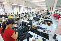 Người dân và doanh nghiệp luôn là trọng tâm trong chính sách phát triển của tỉnh Phú Yên. Trong ảnh: Dây chuyền sản xuất tại Công ty cổ phần An Hưng (Phú Yên)