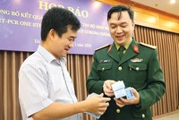 Đại diện Học viện Quân y và Tổng giám đốc Công ty Việt Á (bên trái) tại buổi họp báo công bố nghiên cứu chế tạo thành công kit test Covid-19 do Bộ Khoa học và Công nghệ chủ trì.