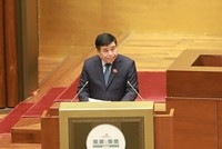 Bộ trưởng Bộ Kế hoạch và Đầu tư Nguyễn Chí Dũng báo cáo Dự thảo Nghị quyết của Quốc hội về thí điểm một số cơ chế, chính sách đặc thù phát triển thành phố Cần Thơ trong 5 năm, kể từ khi Quốc hội thông qua.