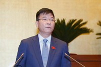 Bộ trưởng Bộ Tư pháp Lê Thành Long trình bày trước Quốc hội Tờ trình về Dự án Luật sửa đổi, bổ sung một số điều của 8 luật trong phiên khai mạc kỳ họp bất thường.