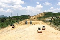 Thi công cao tốc Bắc - Nam đoạn Phan Thiết - Vĩnh Hảo. Ảnh: A.M