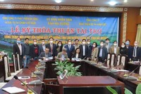 Các bên ký kết văn bản thỏa thuận tài trợ trước sự chứng kiến của lãnh đạo tỉnh Hải Dương. Ảnh: haiduong.gov.vn