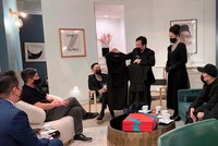 Doanh nhân Phạm Huy Cận, Nhà thiết kế Đỗ Mạnh Cường, diễn viên Diễm My giới thiệu mẫu thiết kế của SIXDO với đại diện South Coast Plaza.