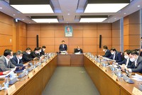 Các đại biểu Quốc hội thảo luận tại tổ về gói chính sách tài khóa, tiền tệ để hỗ trợ Chương trình Phục hồi và Phát triển kinh tế - xã hội