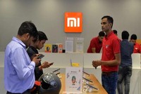 Bên trong một cửa hàng bày bán điện thoại Xiaomi tại thành phố Gurgaon, Ấn Độ. Ảnh: AFP