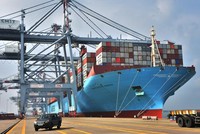 Siêu tàu container Margrethe Maersk, dài 399 m, rộng 59 m, trọng tải hơn 214.000 tấn, thuộc nhóm tàu container lớn nhất thế giới cập cảng quốc tế Cái Mép, sáng 26/10/2020.