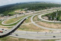 Các nút giao thông tại TP.HCM chủ yếu theo dạng vòng xuyến, xe cộ lưu thông trên cùng một mặt bằng quá đông, nên dễ xảy ra ùn tắc. Ảnh: Lê Toàn