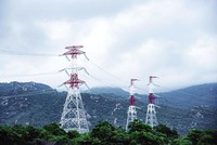 Đầu tư hệ thống hạ tầng truyền tải để bắt kịp tiến độ xây dựng các nhà máy điện mới là thách thức lớn đối với ngành điện.