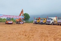 Các nhà thầu chuẩn bị máy móc, phương tiện thi công dự án. Ảnh: Hữu Việt.