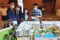 Khách hàng quan tâm tới bất động sản nhiều hơn trong dịp cuối năm… Ảnh: Lê Toàn