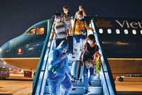 Hành khách đi trên chuyến bay quốc tế đầu tiên từ Phnôm Pênh (Campuchia) về Việt Nam hôm 1/1/2022.