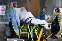 Cuộc tấn công của 'cơn sóng thần'