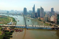 Những ngày cuối năm, công nhân trên công trường đang gấp rút hoàn thành công trình hiện đại nối TP. Thủ Đức và quận 1,TP.HCM.