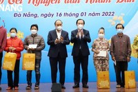 Chủ tịch nước Nguyễn Xuân Phúc (thứ 4 từ trái qua) trao quà Tết tại Đà Nẵng