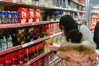 Hà Nội: Sôi động thị trường đồ uống, bánh kẹo Tết