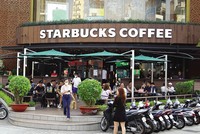 Cửa hàng Starbucks đang thu hút khá đông khách hàng. Ảnh: Lê Toàn