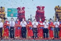 Chủ tịch nước Nguyễn Xuân Phúc và các đại biểu thực hiện nghi thức cắt băng thông xe kỹ thuật cao tốc Trung Lương - Mỹ Thuận