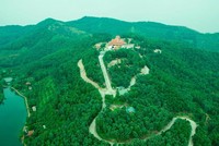 Núi Nham Biền nhìn từ trên cao.