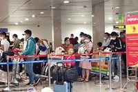 Hoạt động đi lại của người dân bằng đường hàng không đang tăng nhanh trong những ngày gần đây. (Ảnh: Hành khách làm thủ tục tại sân bay Tân Sơn Nhất hôm 19/1).