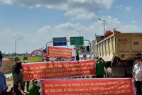 Hình ảnh căng băng rôn đòi thanh toán tiền vật liệu nhà thầu gây ảnh hưởng nghiêm trọng đến uy tín của doanh nghiệp dự án BOT Trung Lương Mỹ Thuận. Ảnh: CTV