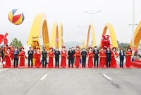 Các đại biểu cắt băng khá