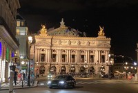 Nửa đêm, trước cửa Opera Paris vẫn đông người