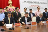 Hợp đồng chuyển giao công nghệ chế phẩm sinh học bảo vệ cây trồng được ký kết có sự chứng kiến của lãnh đạo Nhà nước 2 địa phương và các Sở, ngành liên quan.