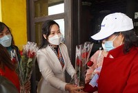 Bà Nguyễn Thị Hạnh, Phó chủ tịch UBND tỉnh Quảng Ninh tặng hoa cho khách du lịch xông đất đầu năm mới.