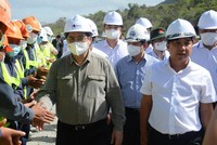 Thủ tướng Phạm Minh Chính tới kiểm tra và động viên người lao động đang thi công xuyên Tết tại Dự án cao tốc Cam Lâm - Vĩnh Hảo