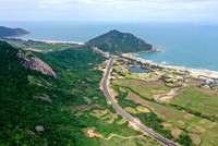 Sau 2 năm khởi công, tuyến đường Cát Tiến - Đề Gi 1.200 tỷ đồng hoàn thành đúng dịp Tết Nhâm Dần, góp phần thúc đẩy phát triển kinh tế - xã hội, khơi dậy tiềm năng du lịch Bình Định. Ảnh MH