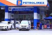 Một điểm bán xăng dầu của Petrolimex trên địa bàn Hà Nội. (Ảnh: TTXVN)