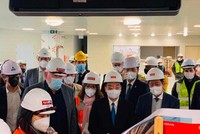 Chủ tịch UBND TP Hà Nội Chu Ngọc Anh cùng Phó Chủ tịch Thường trực Ủy ban châu Âu Francs Timmermans tại nhà ga. (Ảnh: Phạm Công)