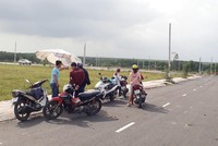 Nhà đầu tư xem đất trên đường ĐT769 thuộc huyện Long Thành. Ảnh: Việt Dũng