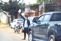 Môi giới mời gọi khách hàng ngay trên phố. Ảnh: Trọng Tín