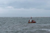 Quảng Nam: Sóng đánh chìm ca nô du lịch trên biển Cửa Đại