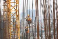 Nhiều nhà thầu xây dựng thua lỗ do giá nguyên vật liệu tăng phi mã, đặc biệt là giá thép. Ảnh: Dũng Minh 