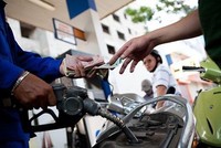 VCCI đề nghị phương án giảm 2.000 đồng/lít với xăng; 1.000 đồng/lít với dầu, mỡ nhờn trong 3-6 tháng