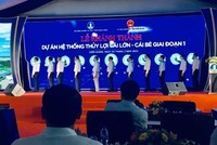 Đại biểu nhấn nút chính thức vận hành Dự án thủy lợi Cái Lớn - Cái Bé.