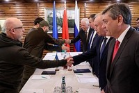 Bộ trưởng Quốc phòng Ukraine Oleksii Reznikov (bìa trái) bắt tay nhà đàm phán Nga trước vòng đàm phán thứ hai giữa hai bên diễn ra tại khu vực Brest của Belarus vào ngày 3/3/2022. Ảnh: AFP