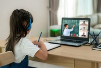 Theo Sở Giáo dục và Đào tạo Hà Nội, trường học đóng trên địa bàn xã phường, thị trấn có mức độ dịch cấp độ 3 - 4, toàn trường chuyển sang phương án dạy học trực tuyến.